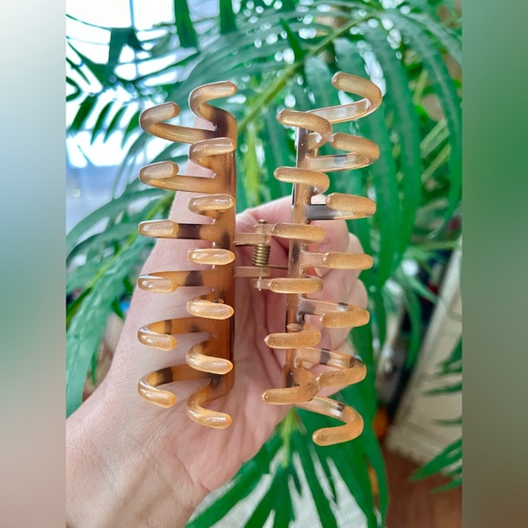 Set of 2 hair Claw Clips in large Cream pearlescent & small tortoise - Picture 3 of 3